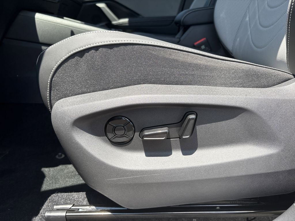 2025 Volkswagen Tiguan SE - Photo 25