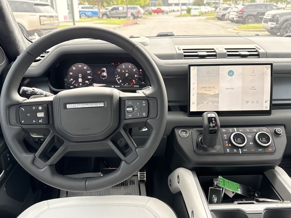 2025 Land Rover Defender 110 V8 photo 2
