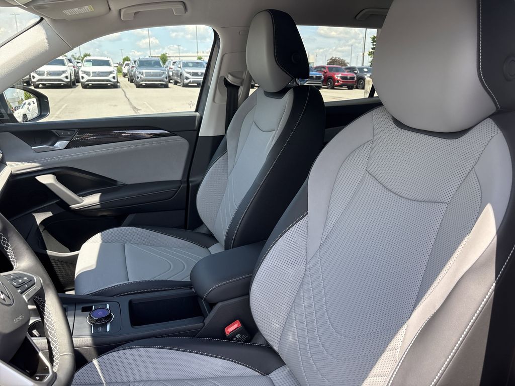 2025 Volkswagen Tiguan SE - Photo 12