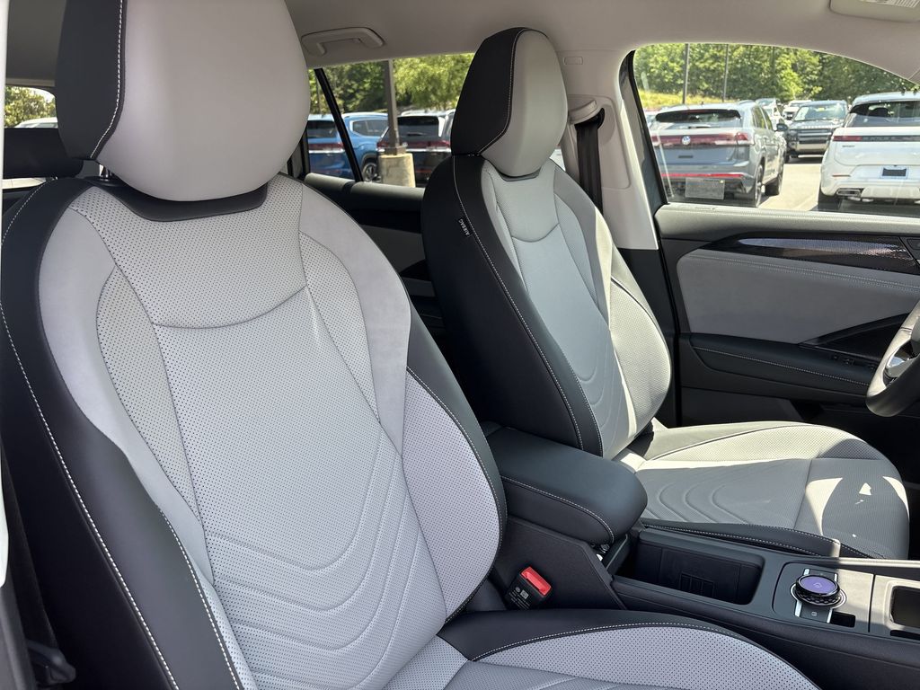2025 Volkswagen Tiguan SE - Photo 20