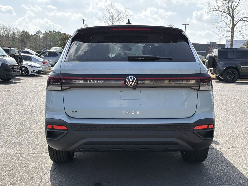 New 2026 Volkswagen Taos 1.5T SE Black SUV