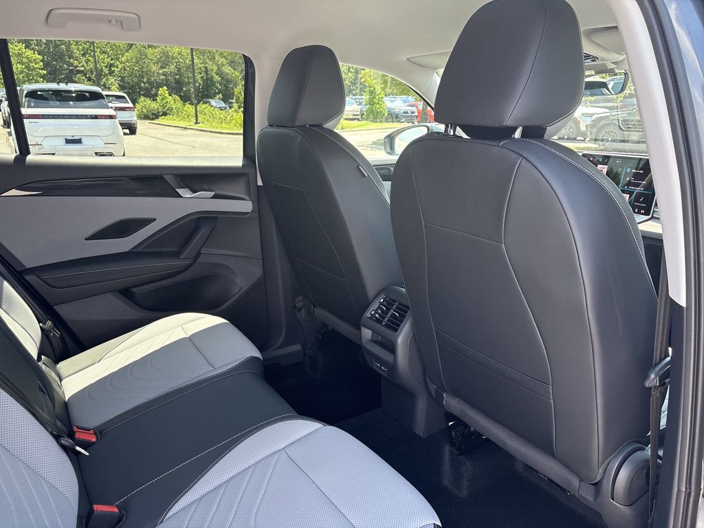 2025 Volkswagen Tiguan SE - Photo 17