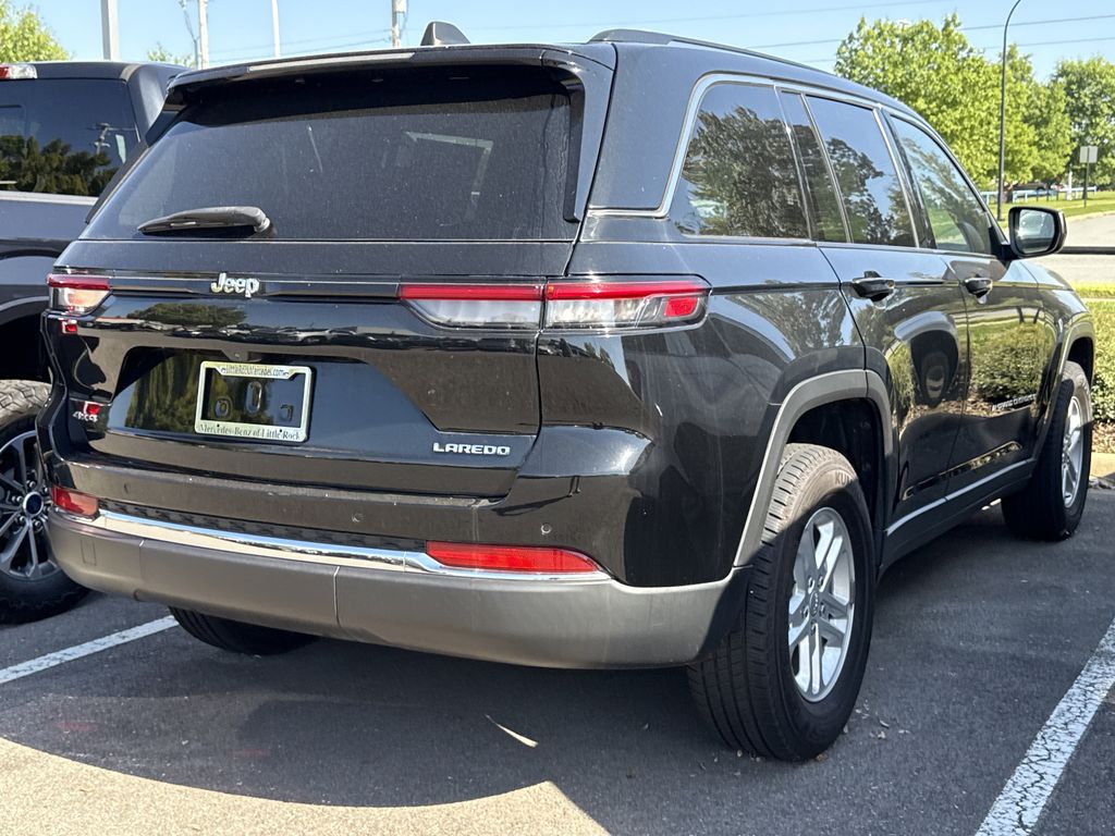 2023 Jeep Grand Cherokee Laredo photo 4