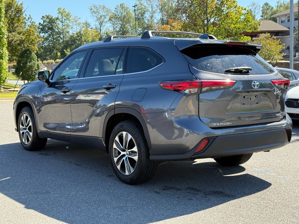 2022 Toyota Highlander XLE photo 2