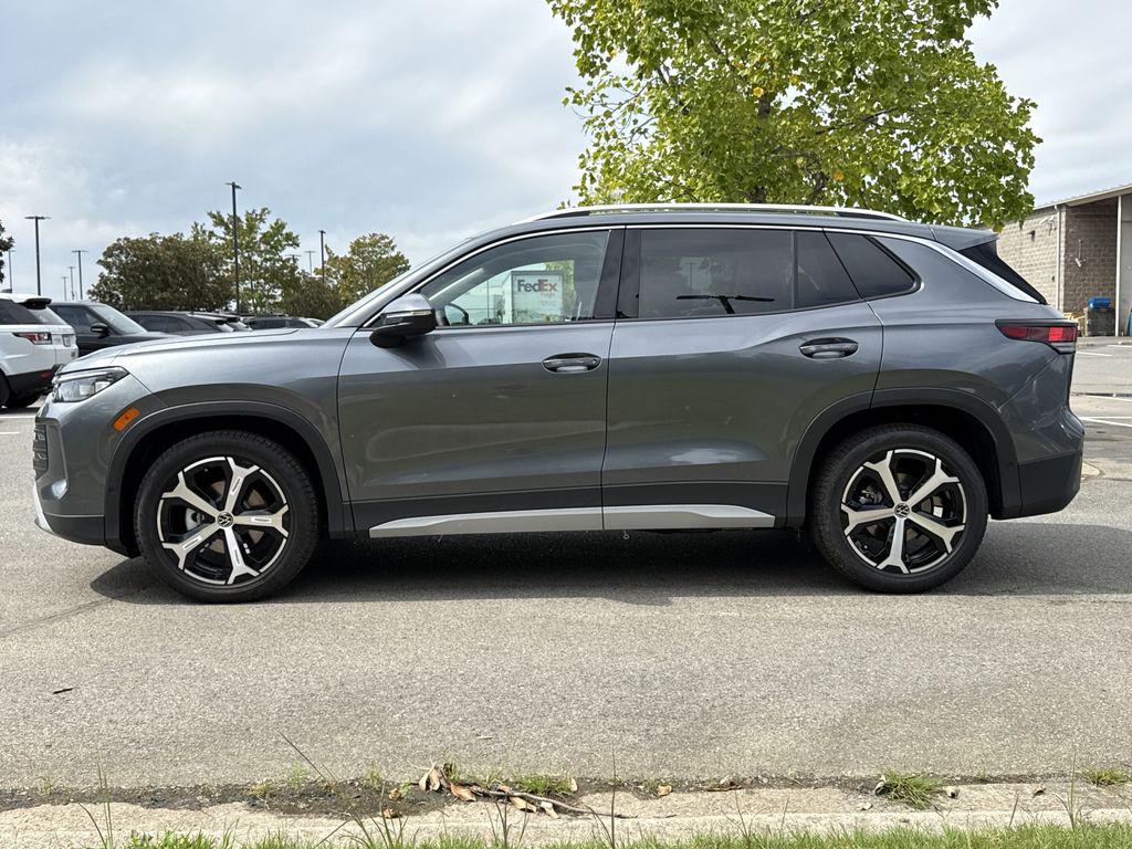 2025 Volkswagen Tiguan SE photo 2