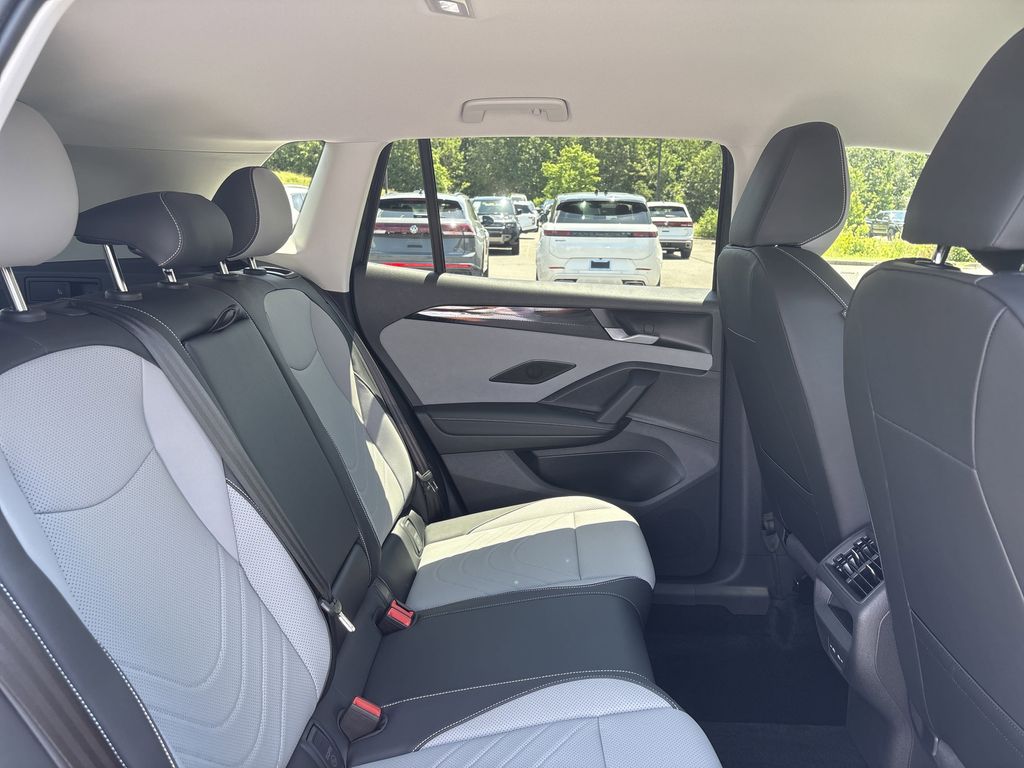 2025 Volkswagen Tiguan SE - Photo 19