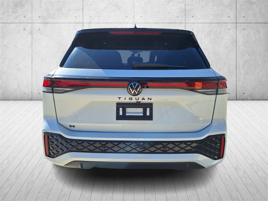 2026 Volkswagen Tiguan SE R-Line Black photo 4