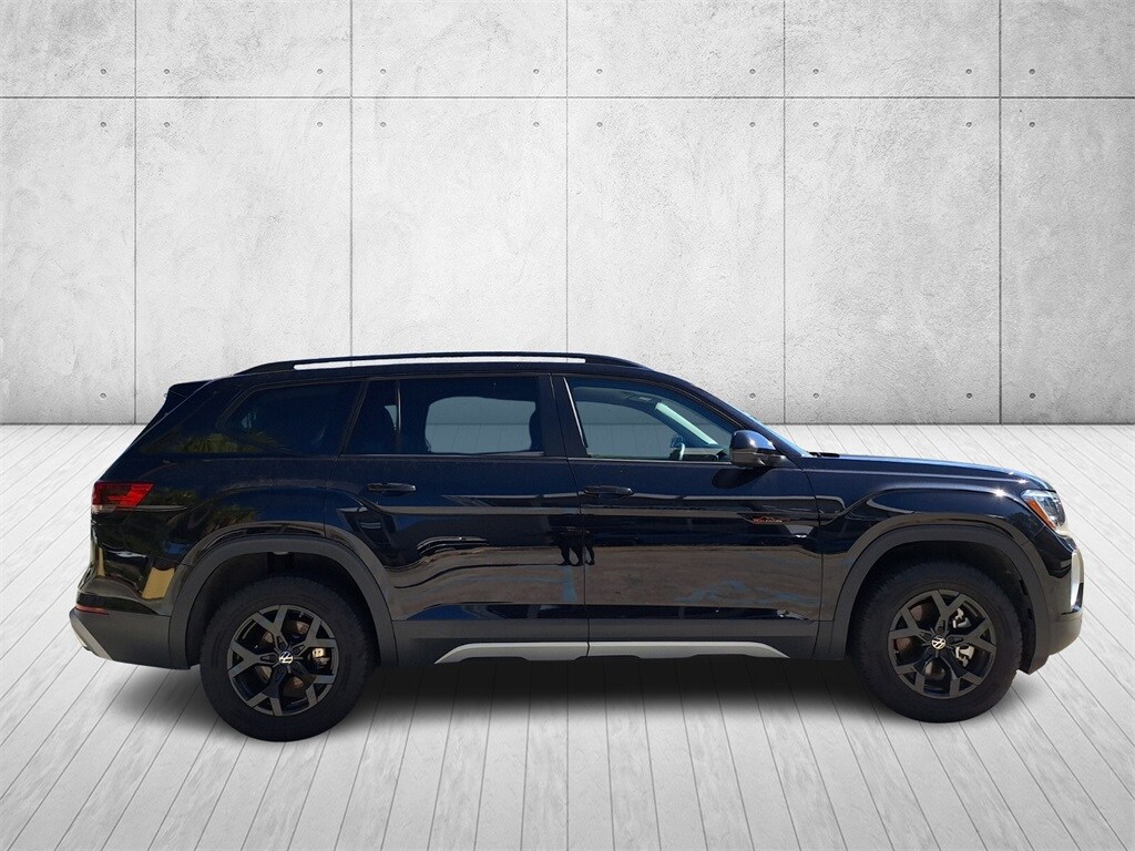 2025 Volkswagen Atlas Peak Edition photo 3