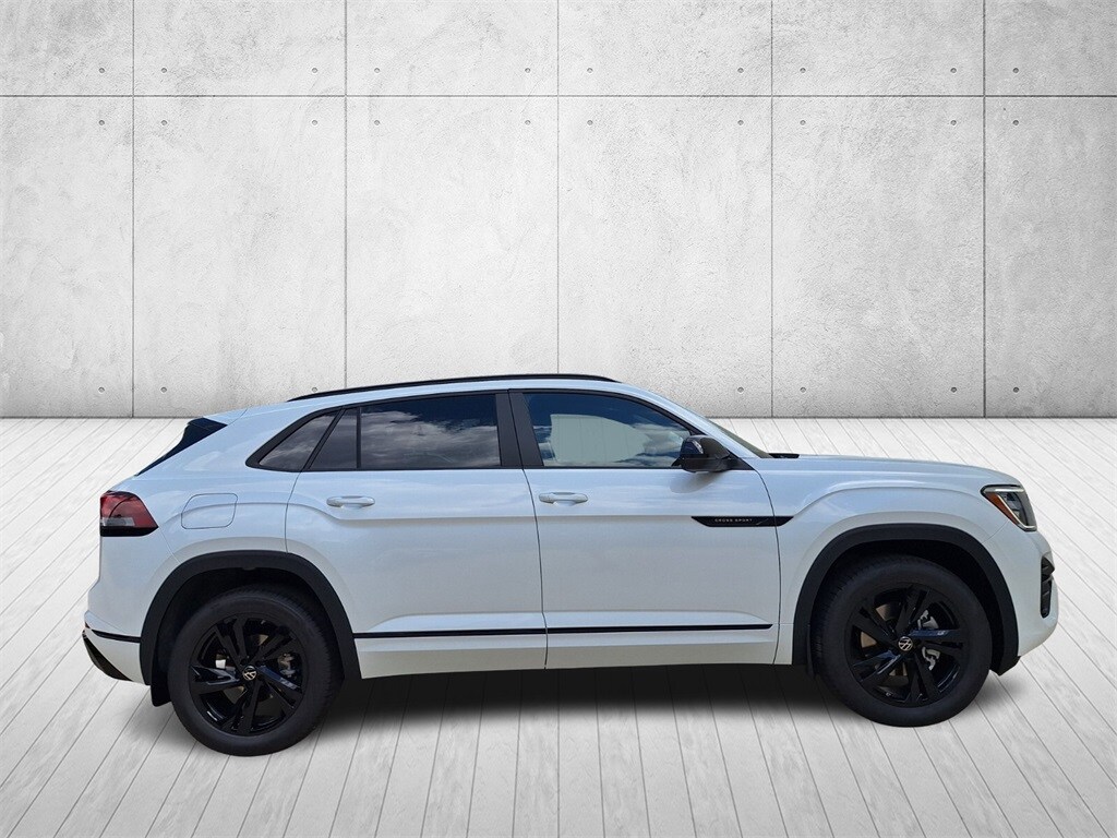 2026 Volkswagen Atlas Cross Sport SEL R-Line photo 4