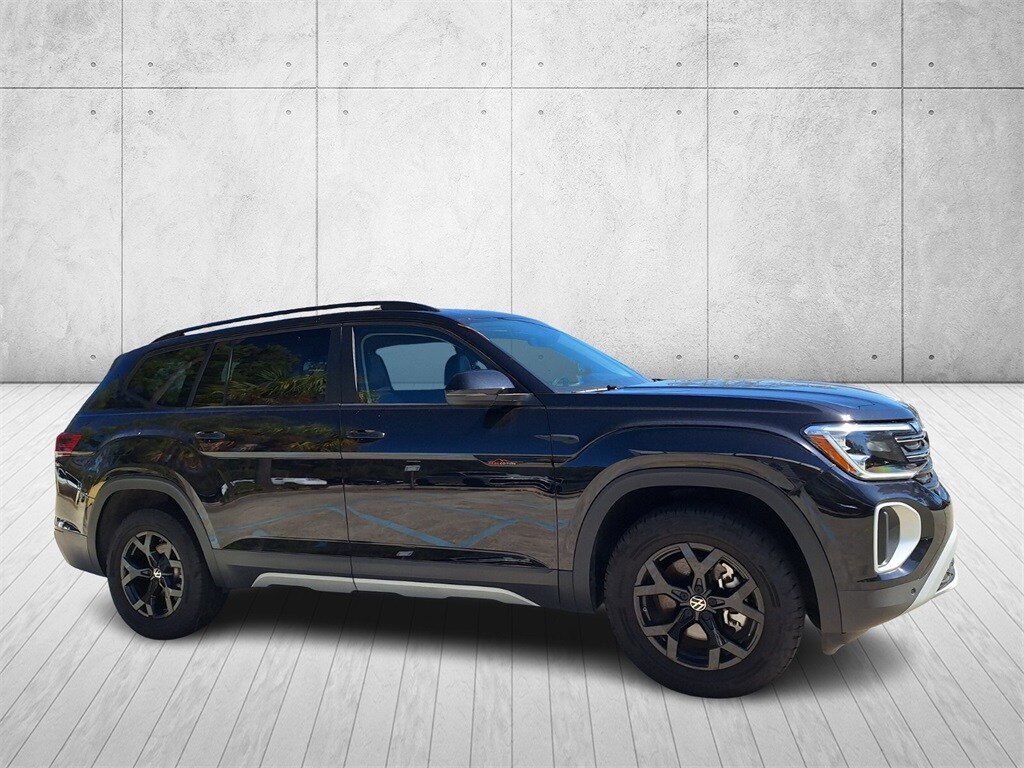 2025 Volkswagen Atlas Peak Edition photo 2