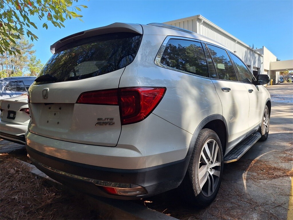 2017 Honda Pilot Elite photo 3