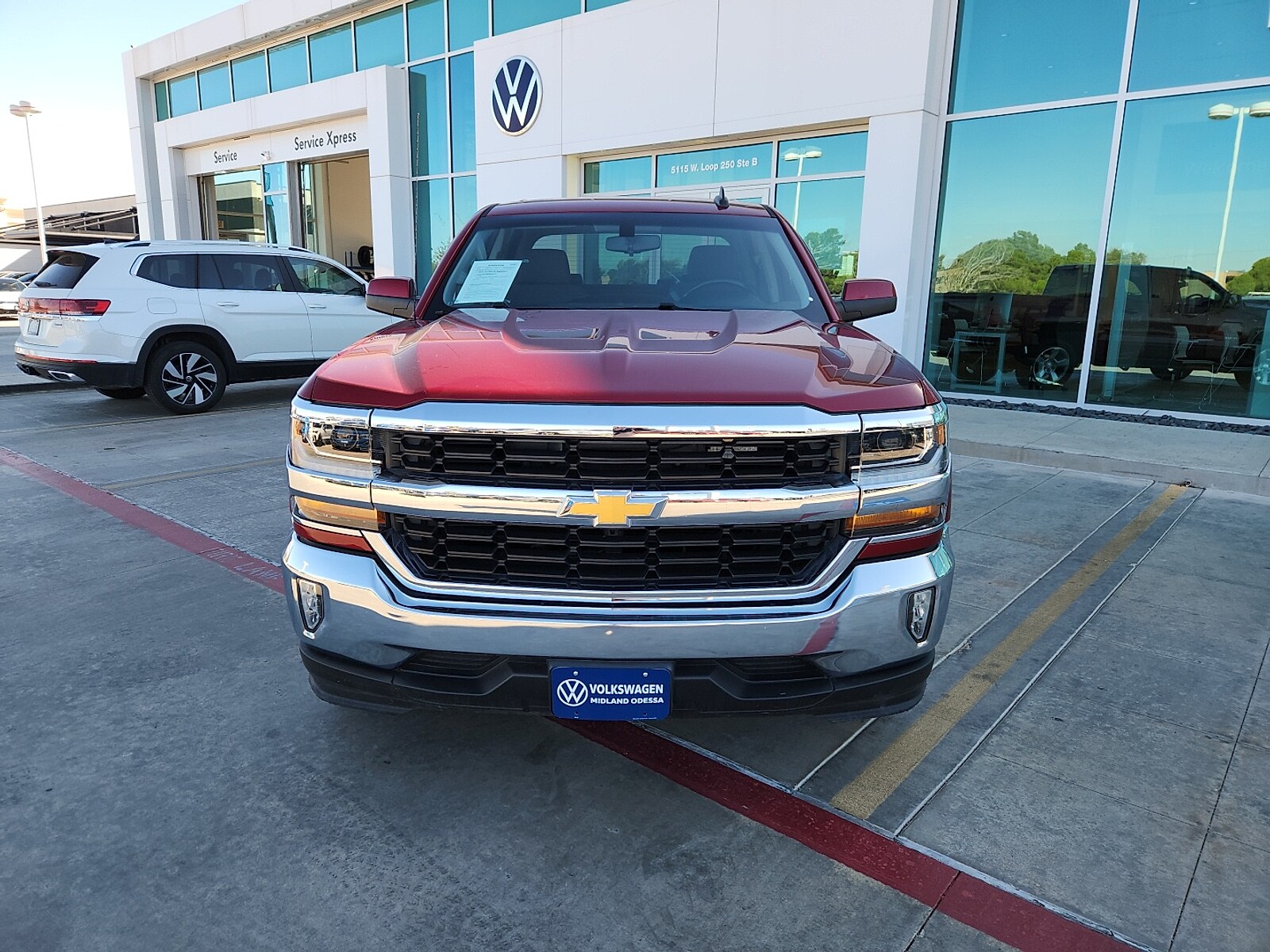 2018 Chevrolet Silverado 1500 LT photo 2