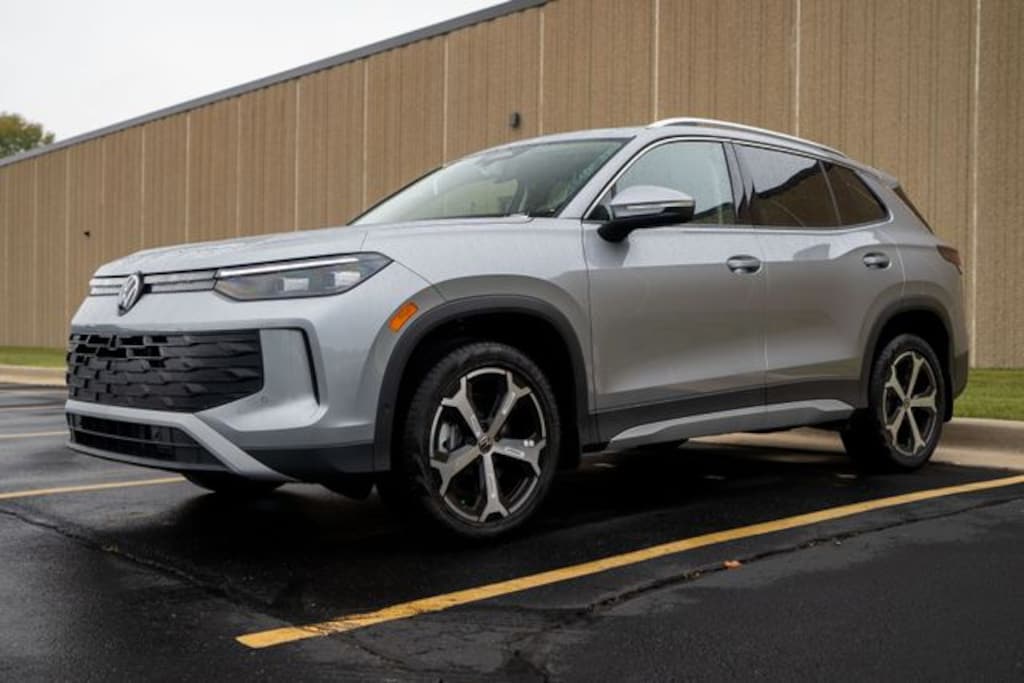New 2025 Volkswagen Tiguan 2.0T SE SUV