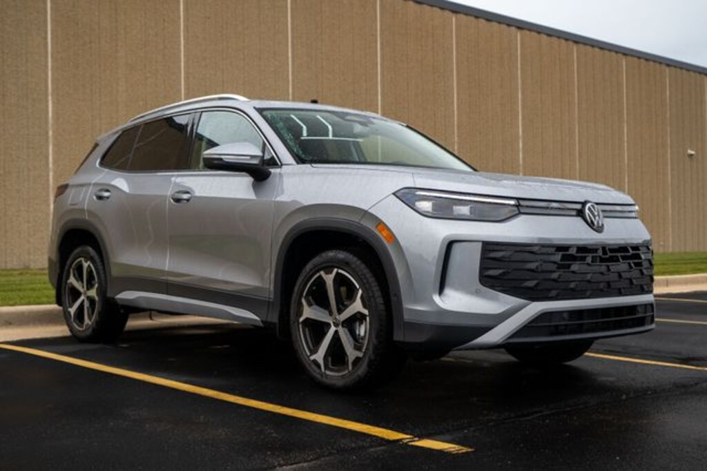 New 2025 Volkswagen Tiguan 2.0T SE SUV
