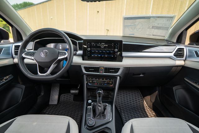 2025 Volkswagen Taos SE - Photo 11