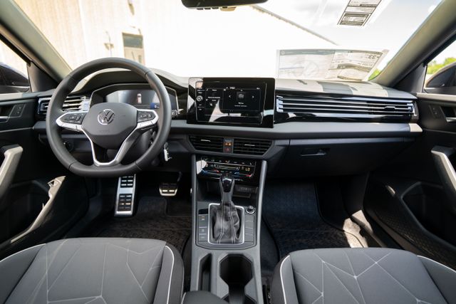 2025 Volkswagen Jetta Sport - Photo 11