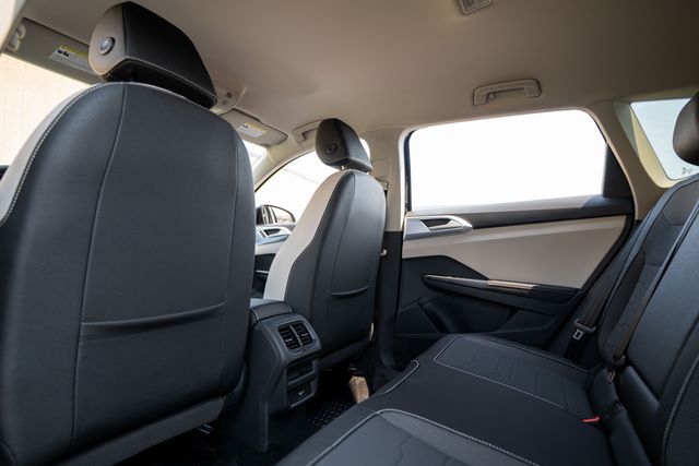 2025 Volkswagen Taos SE - Photo 28