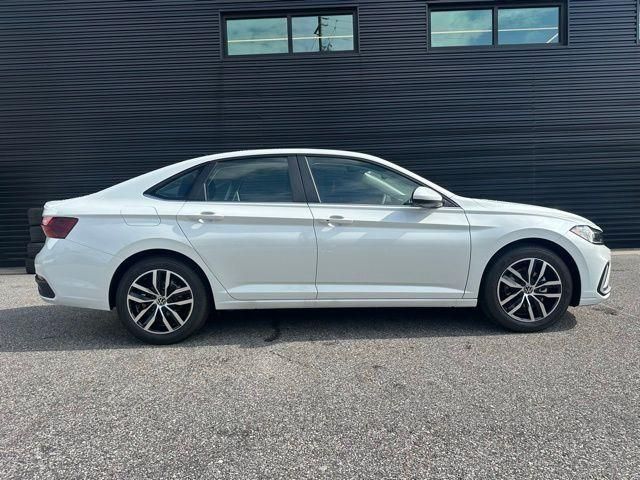 2025 Volkswagen Jetta SE - Photo 8