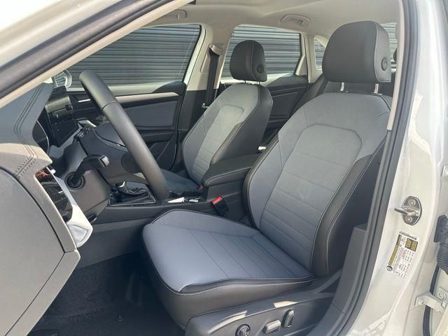 2025 Volkswagen Jetta SE - Photo 12