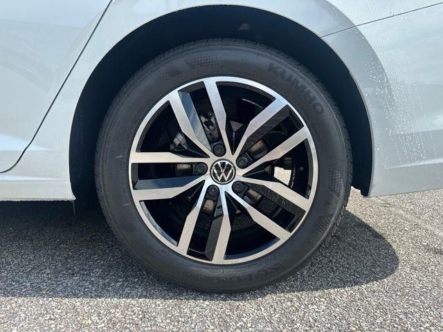 2025 Volkswagen Jetta SE - Photo 11