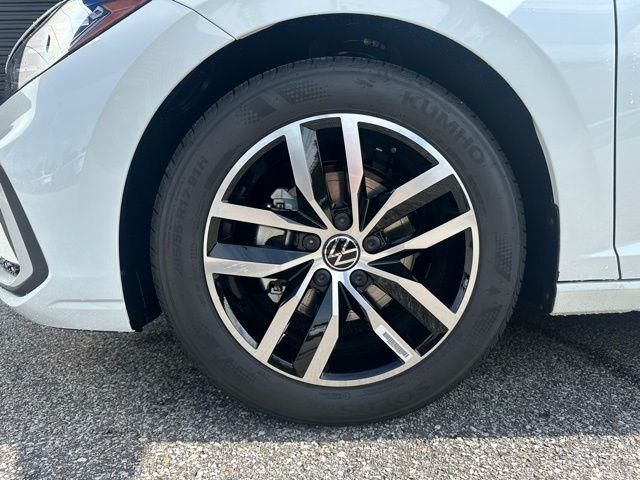 2025 Volkswagen Jetta SE - Photo 10