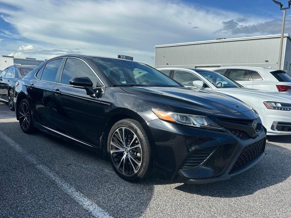 Used 2018 Toyota Camry SE Sedan