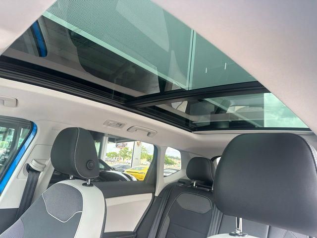 2025 Volkswagen Taos SE - Photo 14