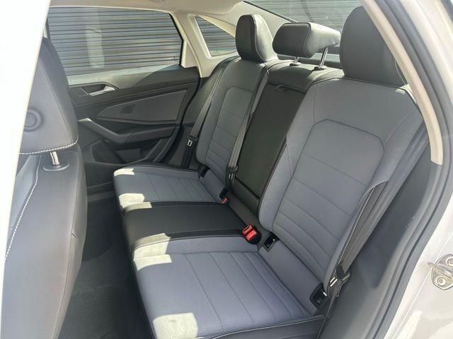 2025 Volkswagen Jetta SE - Photo 13