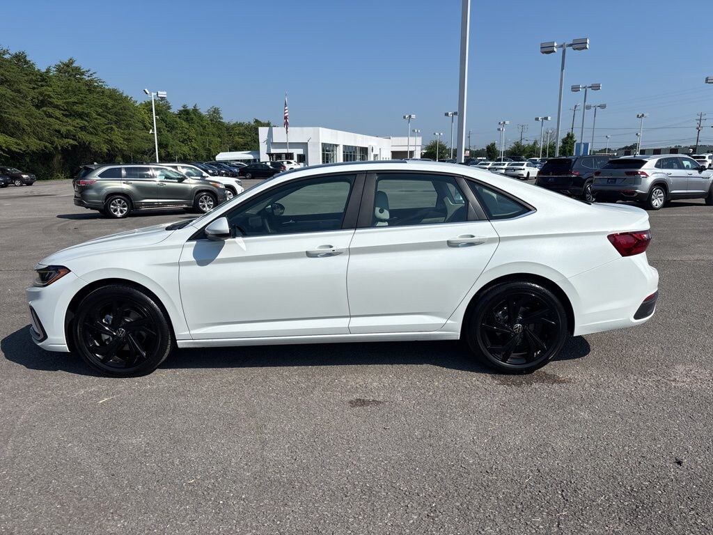 New 2025 Volkswagen Jetta 1.5T SE Sedan