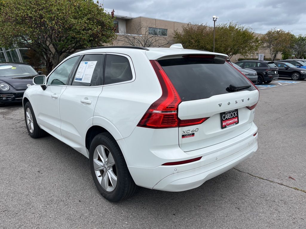2022 Volvo XC60 B5 Momentum photo 4