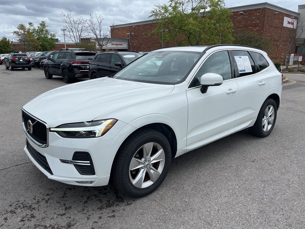 2022 Volvo XC60 Momentum's photo
