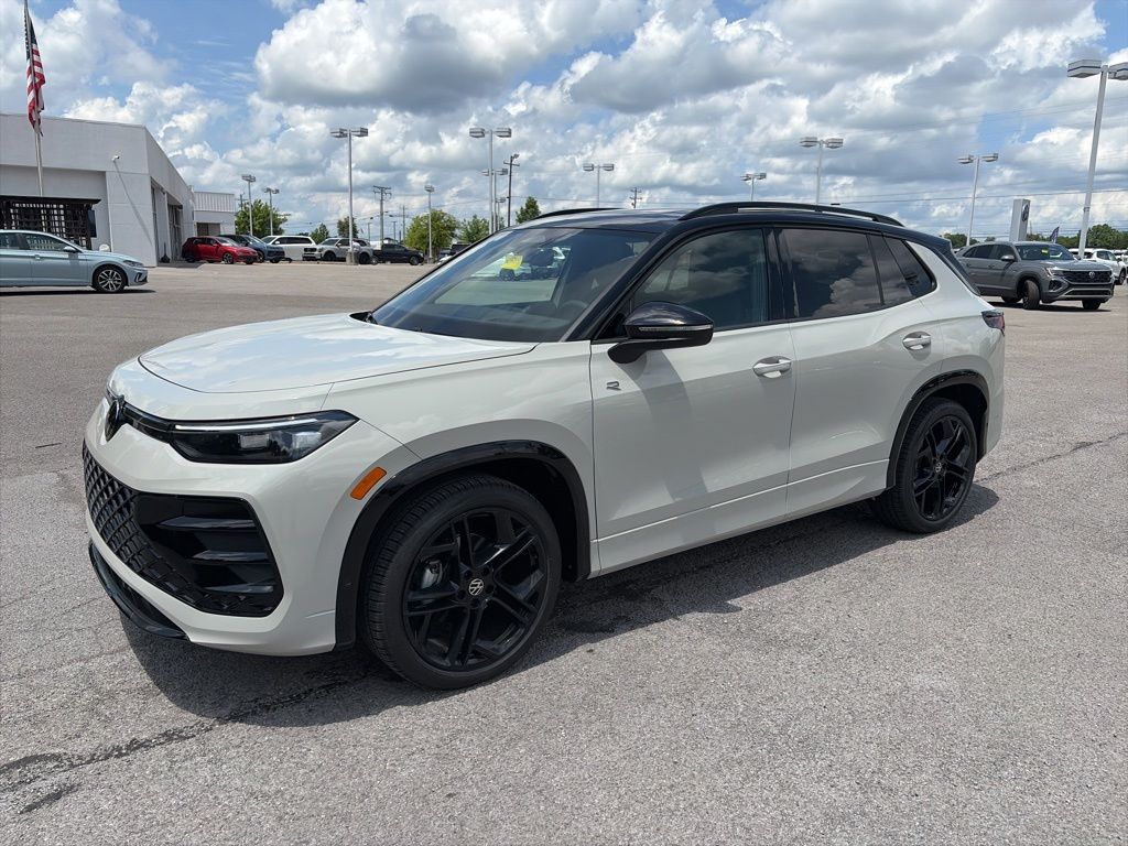2026 Volkswagen Tiguan 2.0T SE R-Line Black's photo