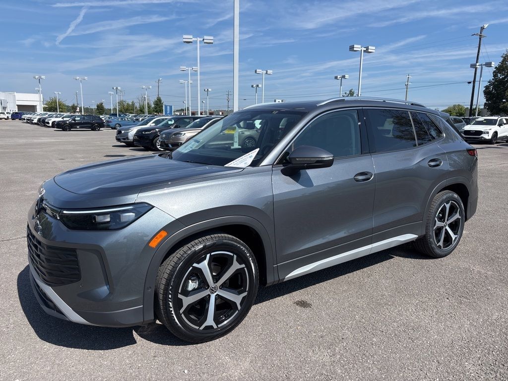 New 2025 Volkswagen Tiguan 2.0T SE SUV