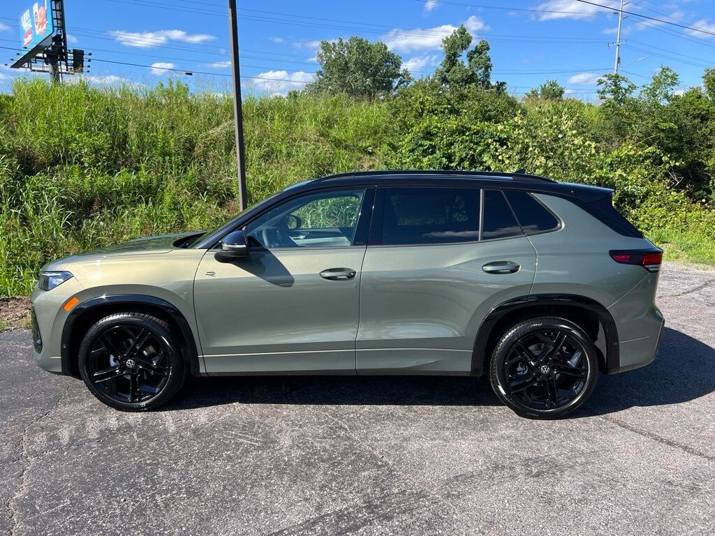 New 2026 Volkswagen Tiguan 2.0T SE R-Line Black SUV
