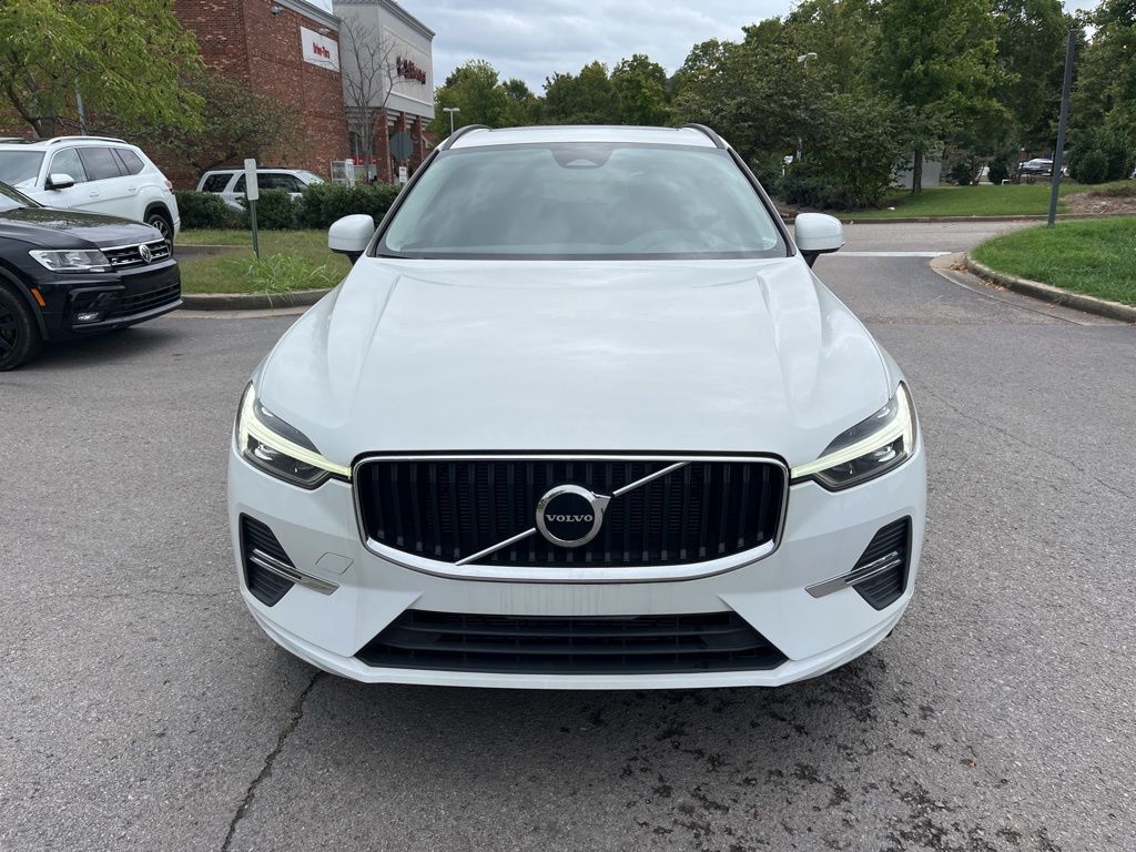 2022 Volvo XC60 B5 Momentum photo 2