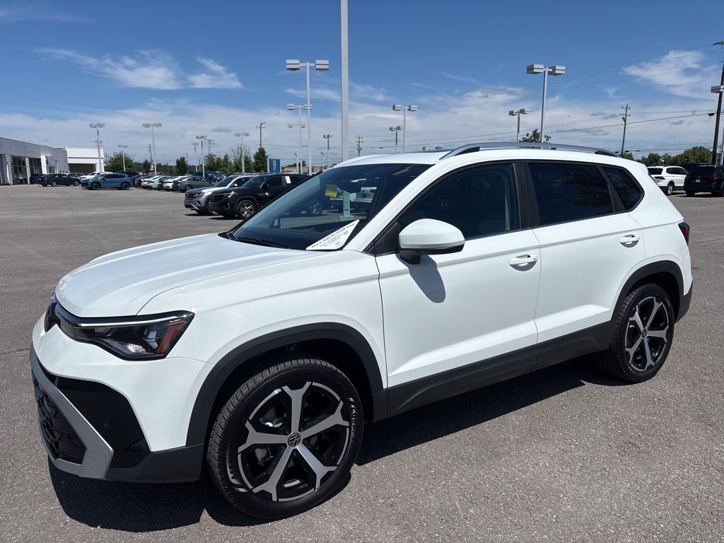 2025 Volkswagen Taos SEL's photo
