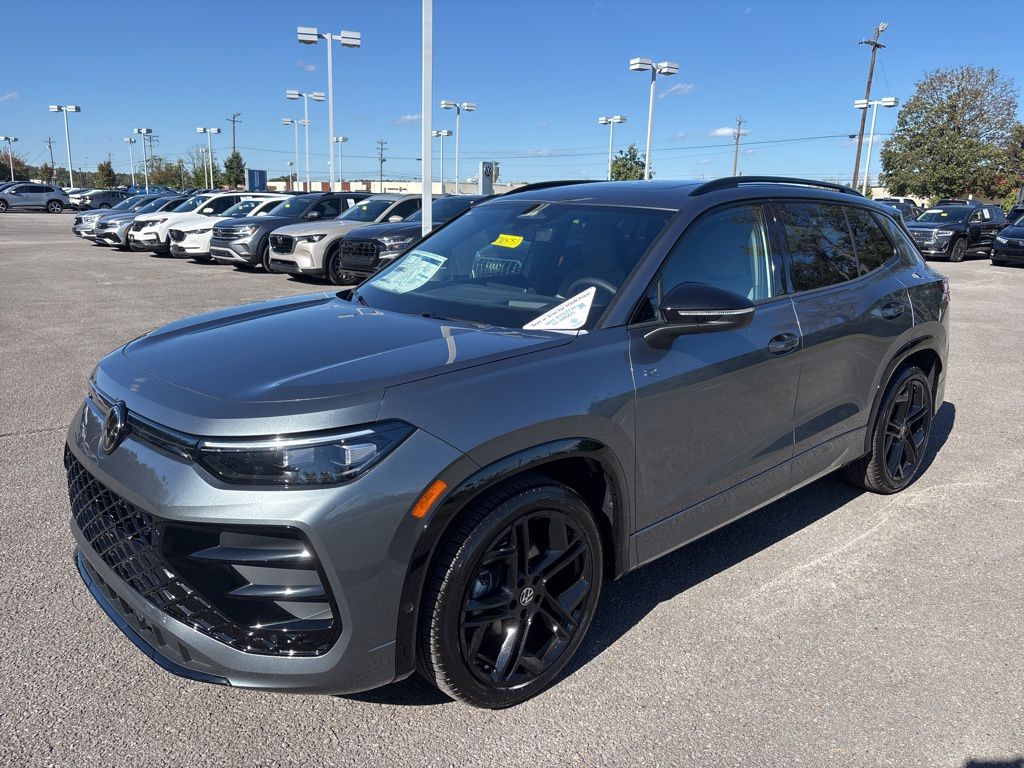 2026 Volkswagen Tiguan SE R-LINE BLACK's photo