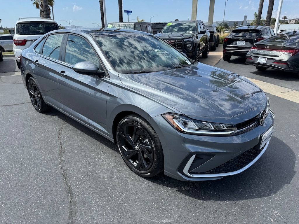 Used 2025 Volkswagen Jetta SE Sedan