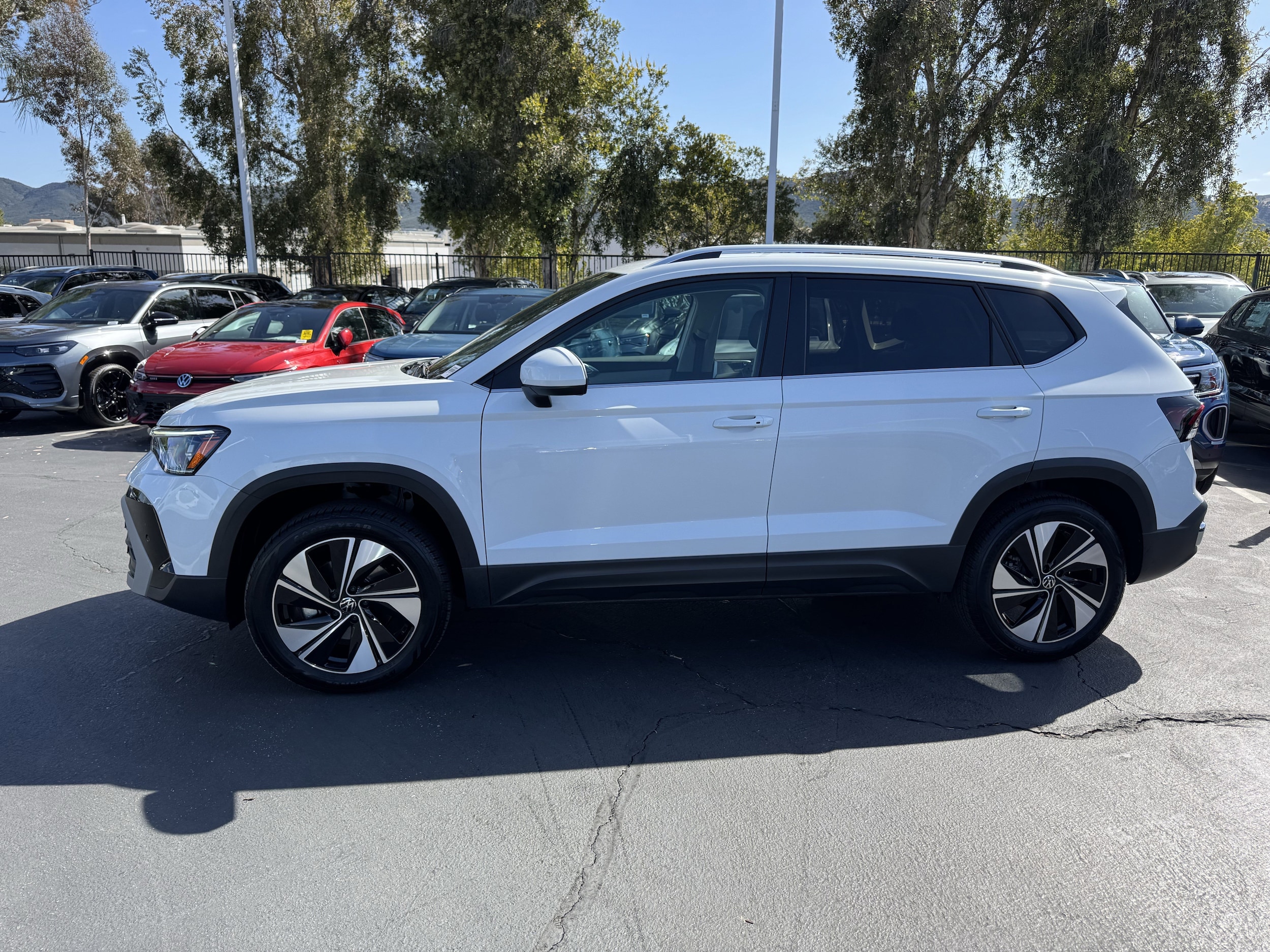 2025 Volkswagen Taos SE photo 5
