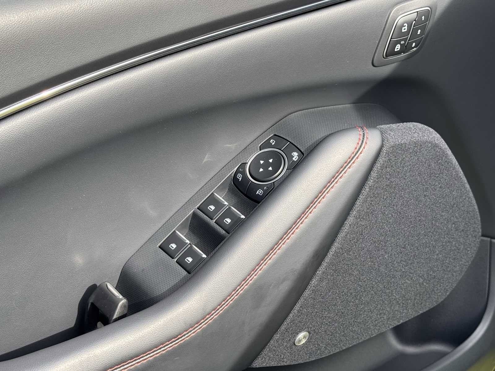 2025 Ford Mustang Mach-E Premium photo 5