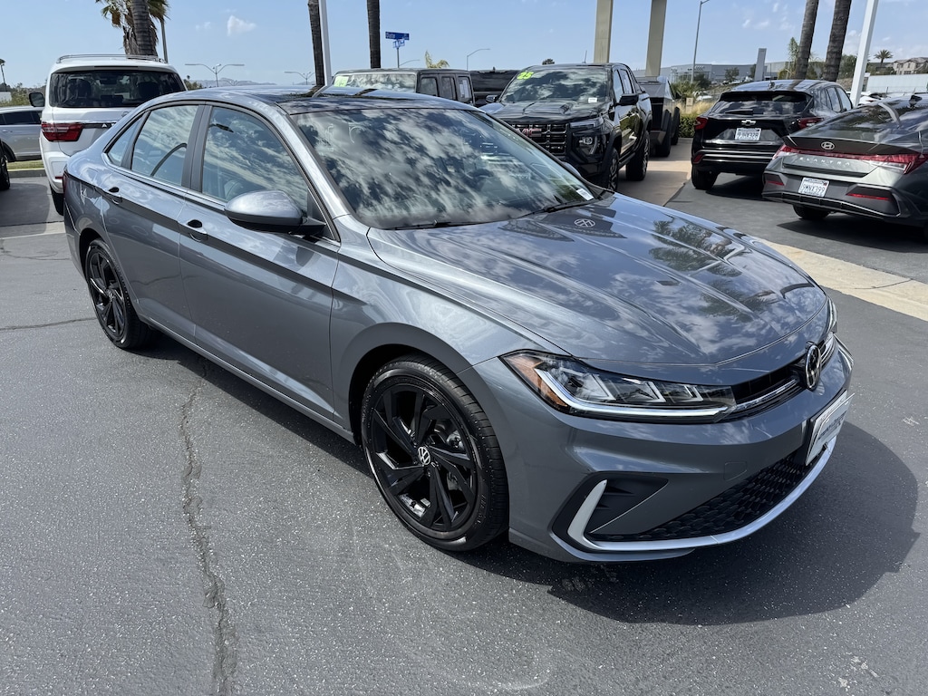 Used 2025 Volkswagen Jetta SE Sedan