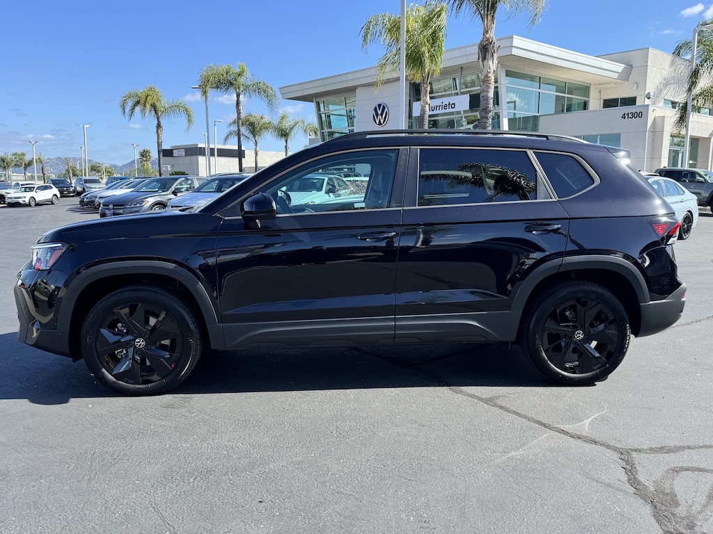 Used 2025 Volkswagen Taos SE Black SUV
