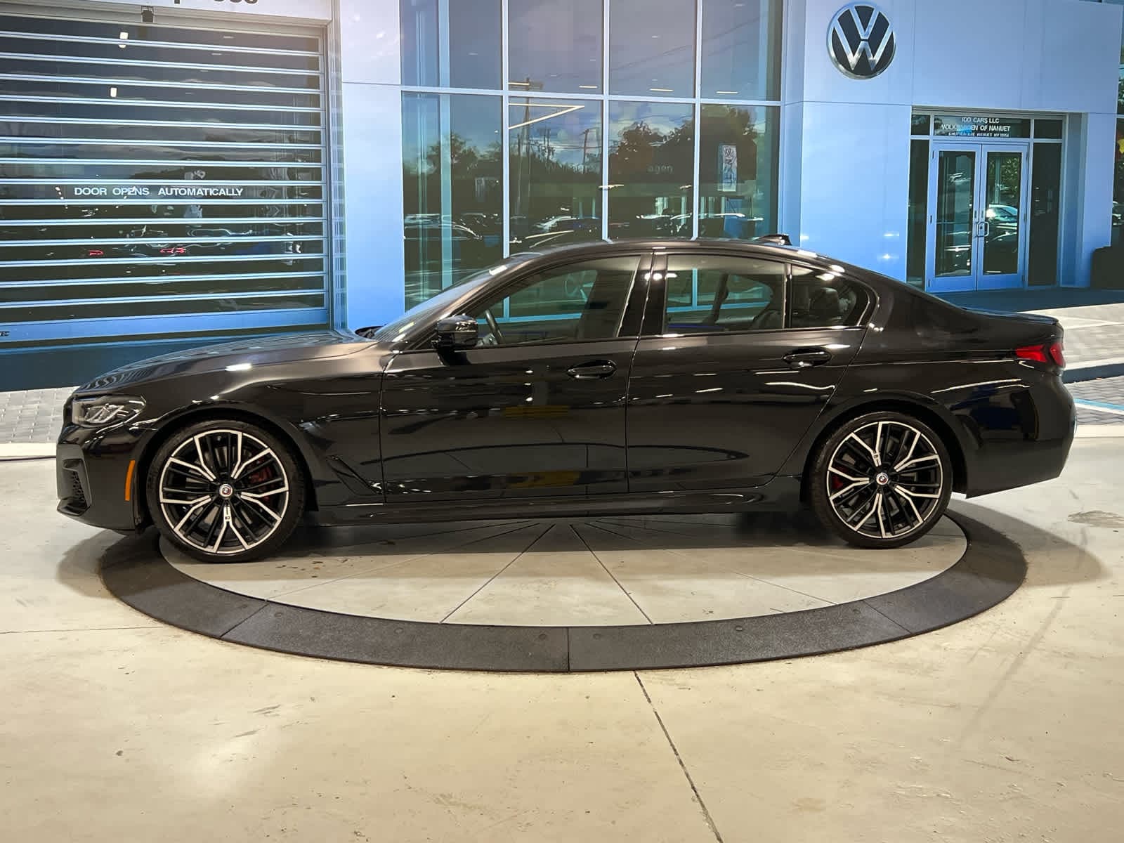 2023 BMW 5 Series M550i - Photo 4