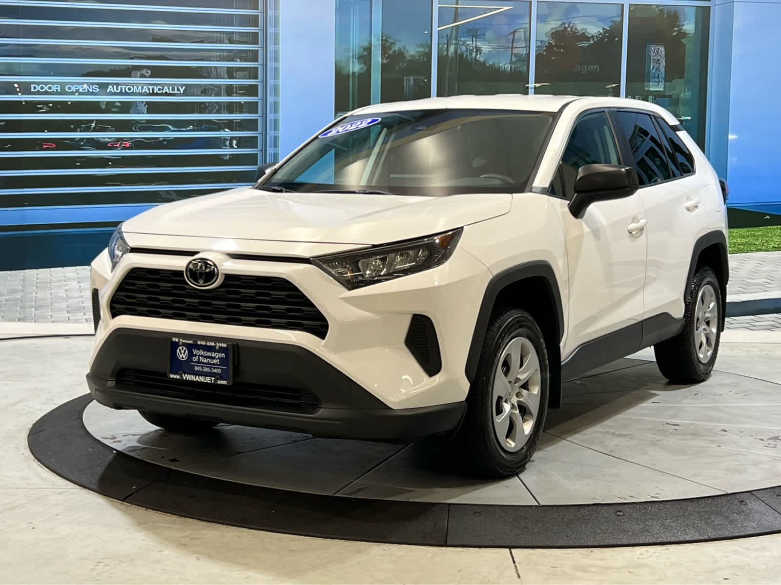 2022 Toyota RAV4 LE photo 3