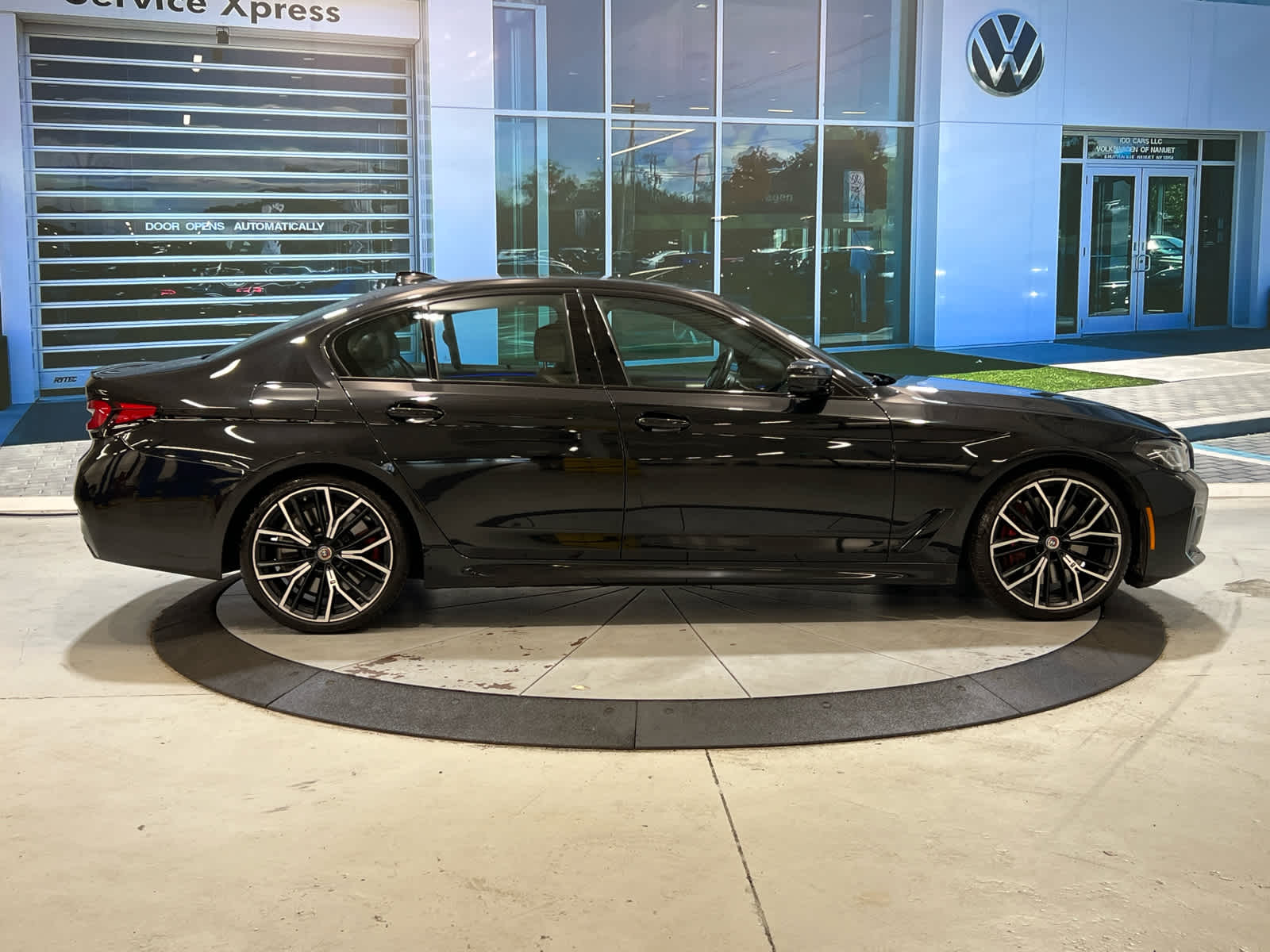 2023 BMW 5 Series M550i - Photo 8