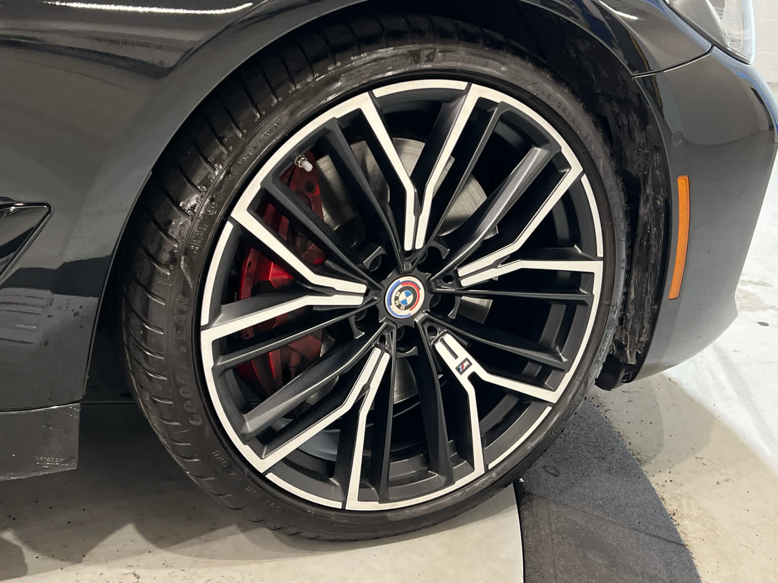 2023 BMW 5 Series M550i - Photo 10