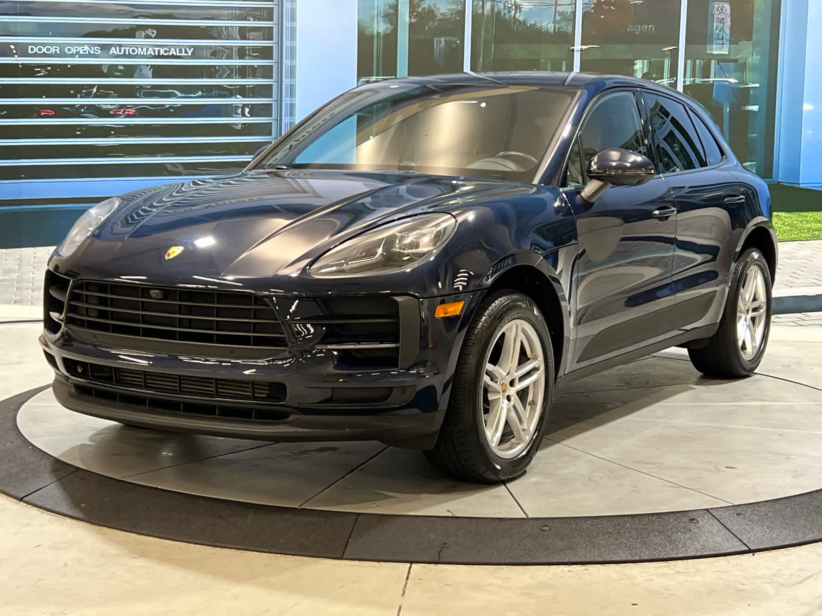 2021 Porsche Macan Base photo 2