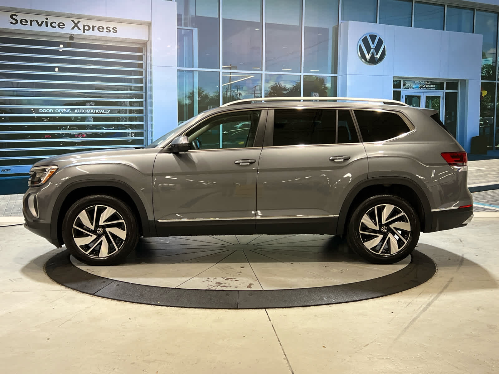 2025 Volkswagen Atlas SEL photo 2