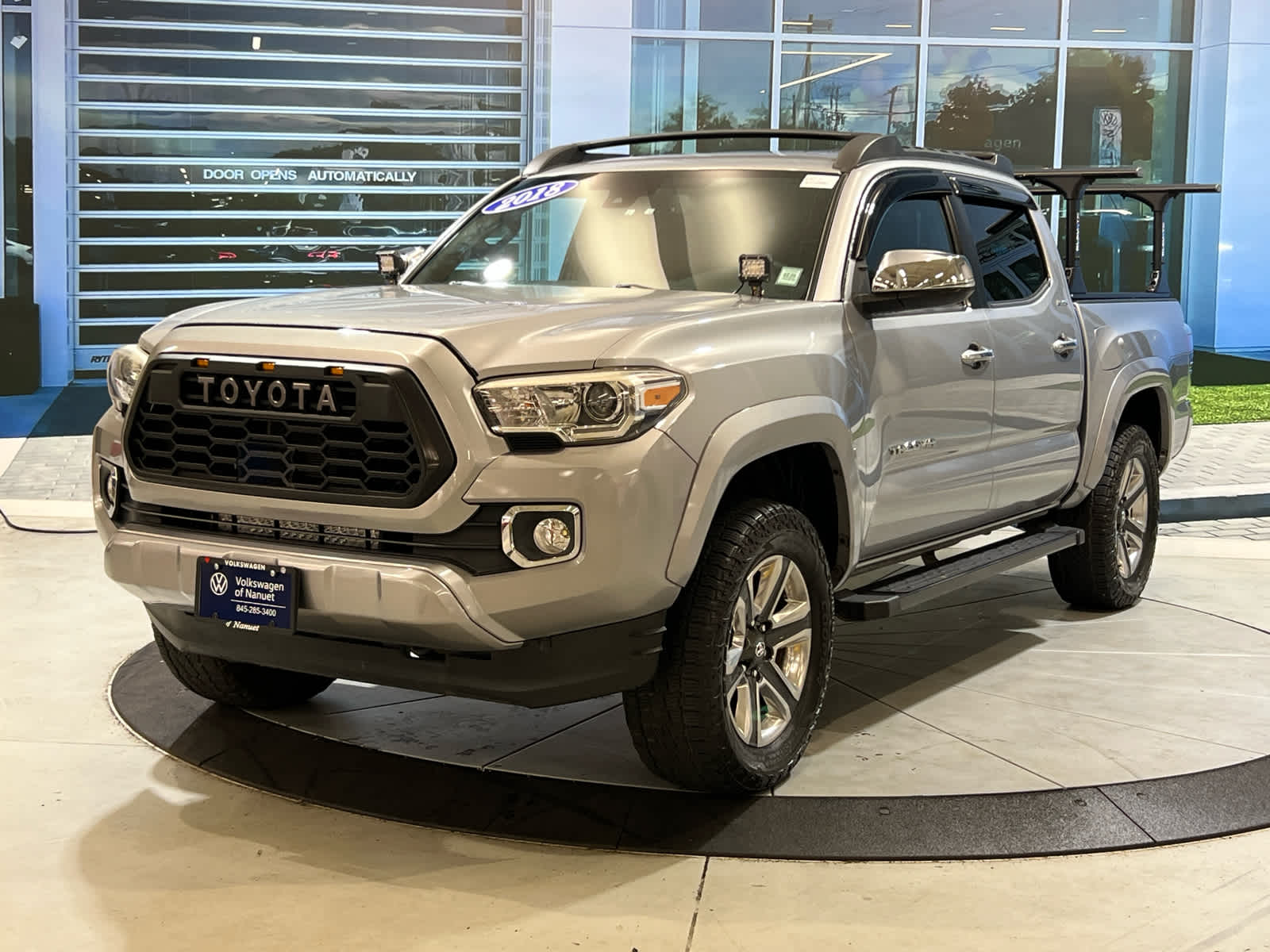 2018 Toyota Tacoma Limited V6 photo 2