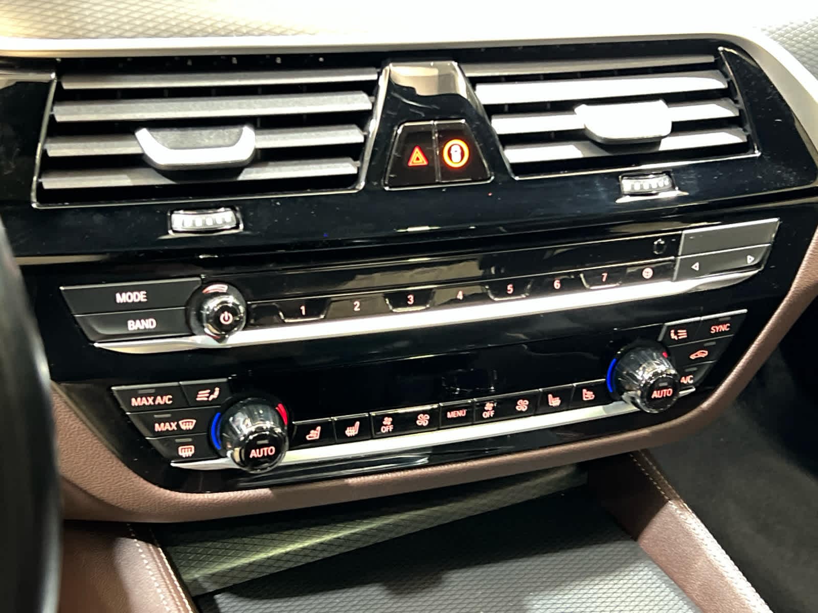 2023 BMW 5 Series M550i - Photo 30